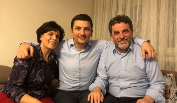“Urime gëzimi ynë i parë”, kështu e uron babai Memli Krasniqin për ditëlindje