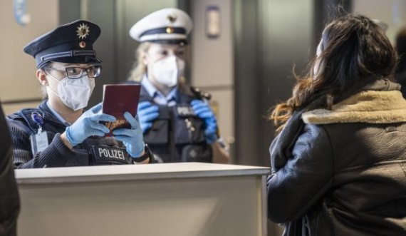 22-vjeçarja serbe pa maskë krijon kaos në Mynih, i rrah pasagjerët në transport publik