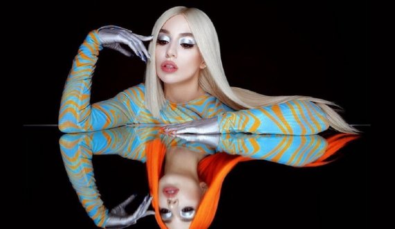 Ava Max ‘elektrizon’ skenën me performancën e saj