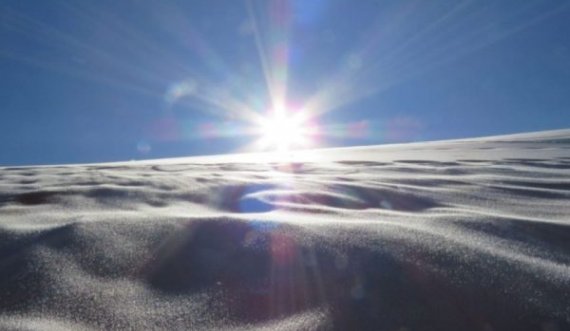 Brymë në Sahara, fotografi lokal e kapë ngjarjen e rrallë