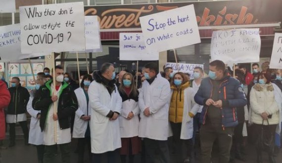 Protestojnë punëtorët shëndetësorë në Mitrovicë të Veriut