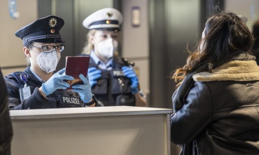 22-vjeçarja serbe pa maskë krijon kaos në Mynih, i rrah pasagjerët në transport publik
