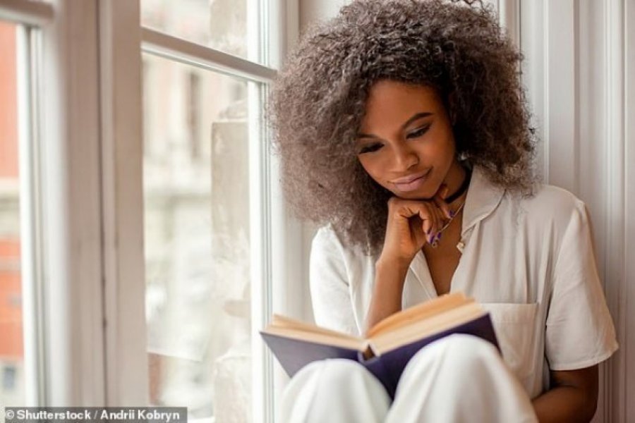 Gratë lexojnë më shumë se 100 faqe, ndërsa burrat heqin dorë para faqes së 50-të, tregon studimi