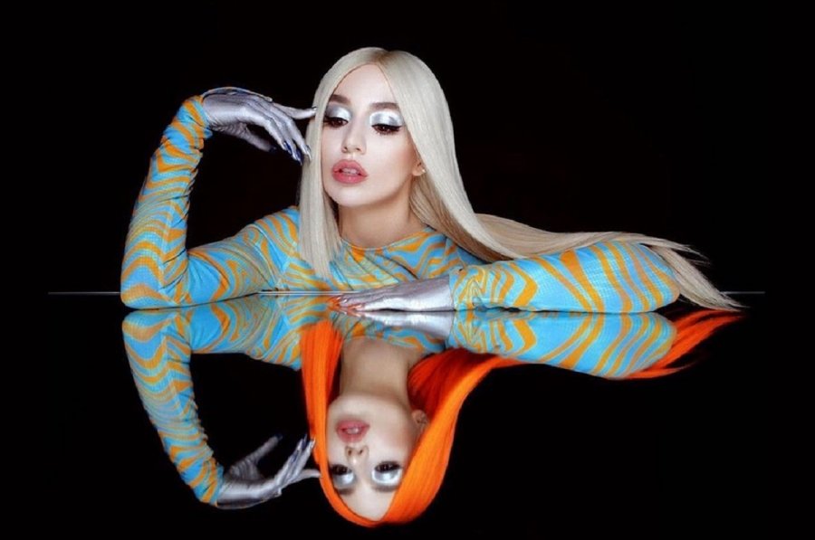 Ava Max ‘elektrizon’ skenën me performancën e saj