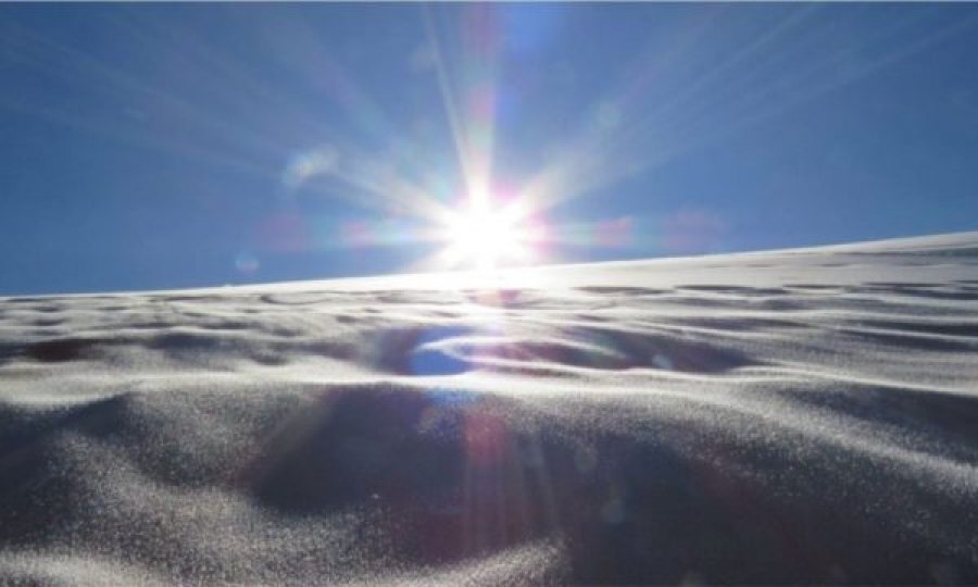 Brymë në Sahara, fotografi lokal e kapë ngjarjen e rrallë