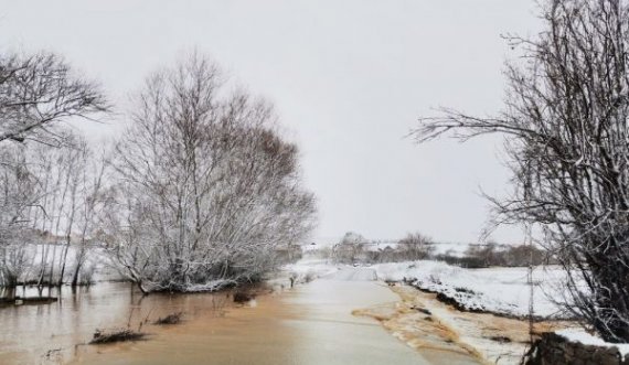 Si pasojë e reshjeve të shiut, lumi Mirusha përsëri del nga shtrati