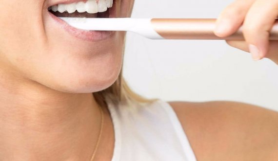 Këto janë disa nga gabimet më të zakonshme që i bëjmë të gjithë kur lajmë dhëmbët