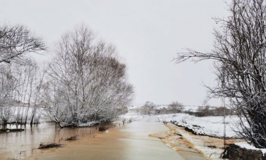 Si pasojë e reshjeve të shiut, lumi Mirusha përsëri del nga shtrati