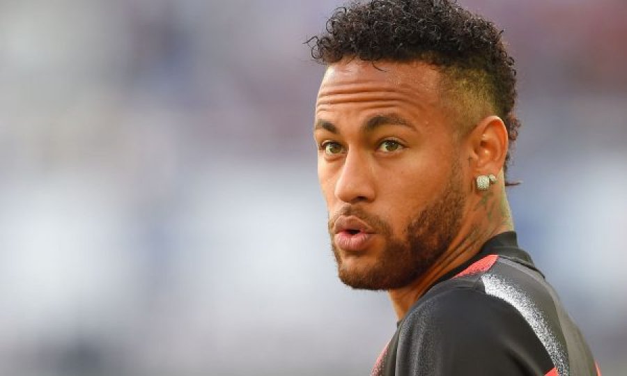 Neymar i shkruan këngëtares kosovare, ajo zbulon bisedat live në emision