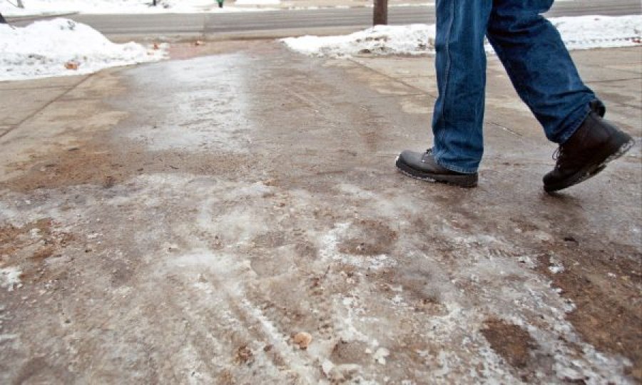 Shkencëtarët kanë zbuluar si të ecni mbi akull dhe të mos rrëshqitni