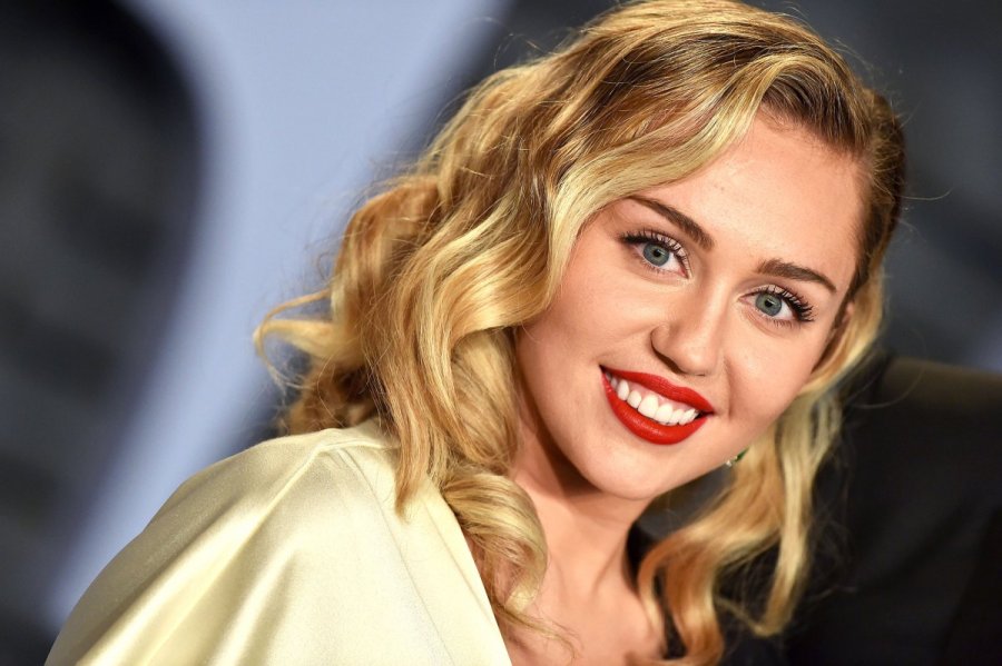 Miley Cyrus do të performojë për punëtorët shëndetësorë