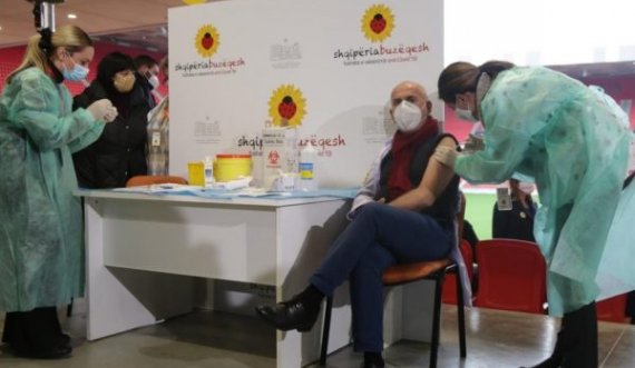 Pasi u vaksinua kundër COVID-19, infektologu shqiptar infektohet me virus