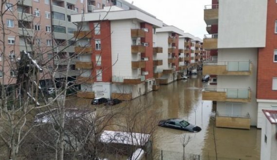 Pas reshjeve të shiut dhe borës vërshohen disa shtëpi në Fushë Kosovë dhe në rajonin e Pejës