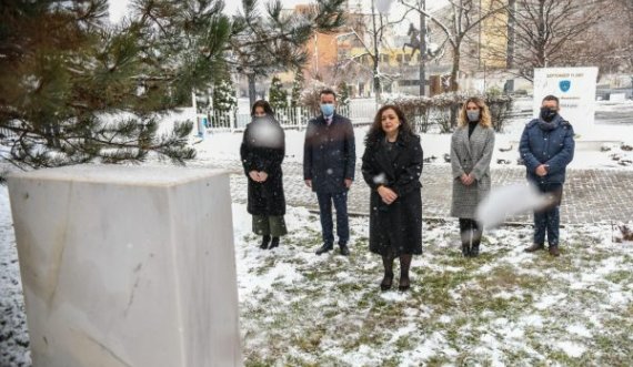 Vjosa Osmani bën homazhe në Ditën e Përkujtimit të Holokaustit