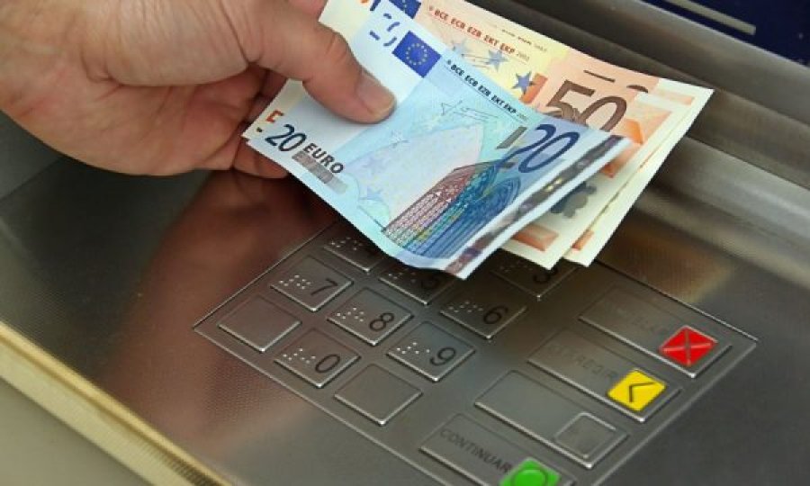 Sasi e madhe e parave false deponohen në banka, raportohen disa raste në polici