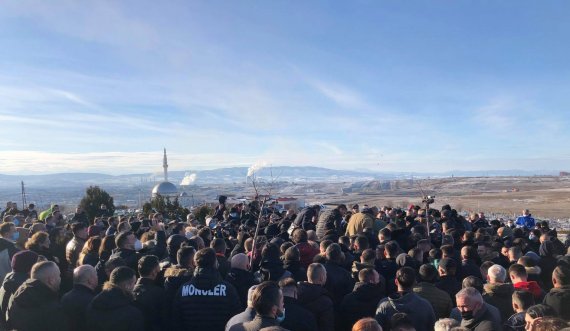 Pamje pikëlluese nga ceremonia e varrimit të Albert Krasniqit