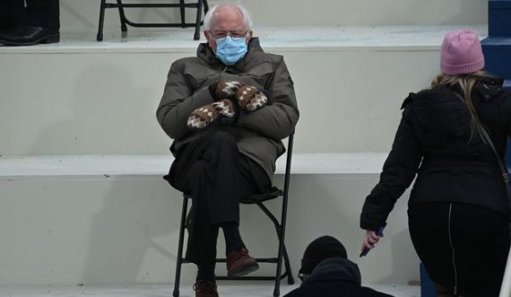 Bernie Sanders mbledh 1.8 milion dollarë për bamirësi nga fotografia e famshme