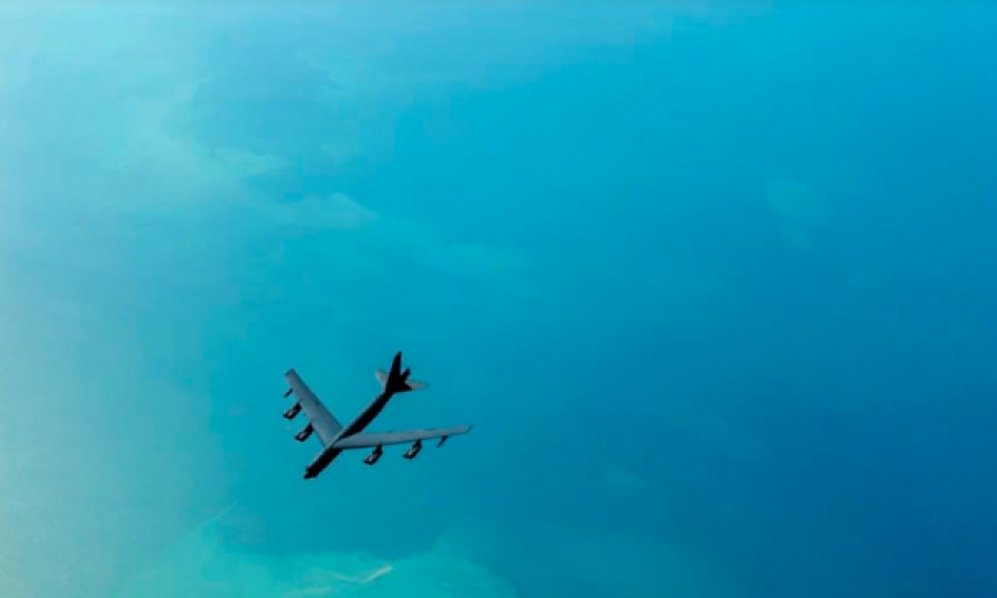 Një bombardues amerikan ka fluturuar mbi Gjirin Persik