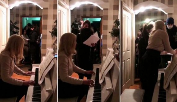 Mjekja e Navalny-t luan në piano, ndërsa policia ruse i kontrollon banesën