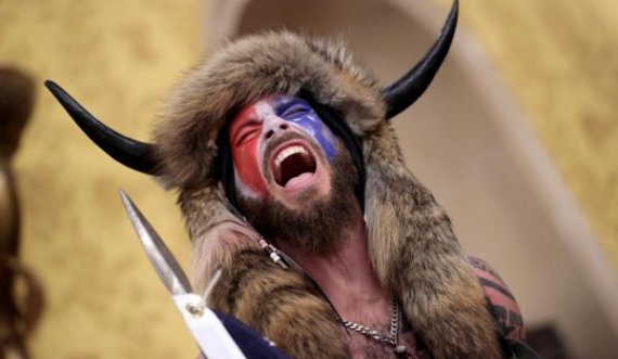 Burri “me brirë” ndihet i tradhtuar që Trumpi