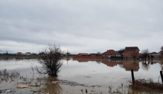 Reshjet e shiut rëndojnë situatën me vërshimet në Kosovë