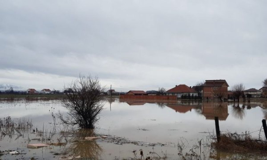 Reshjet e shiut rëndojnë situatën me vërshimet në Kosovë