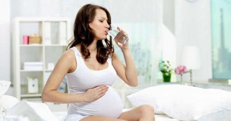 Bën mirë apo keq uji në shtatzëni, ja ç'këshillojnë mjekët