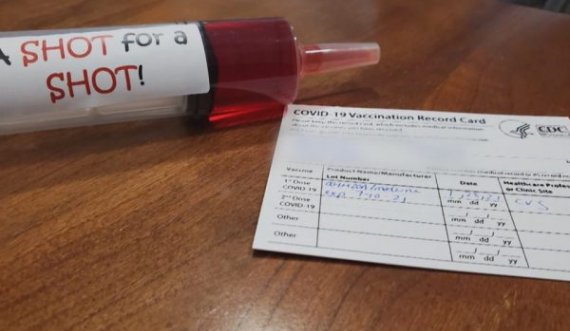 Paralajmërimi në SHBA: Mos shpërndani kartën e vaksinimit në rrjete sociale