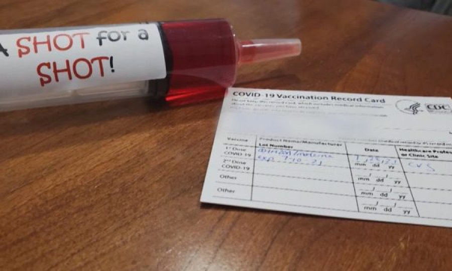 Paralajmërimi në SHBA: Mos shpërndani kartën e vaksinimit në rrjete sociale