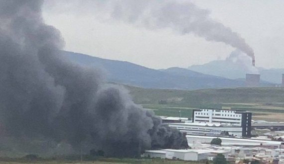 Zjarr i madh te tregu në Fushë Kosovë, tymi shpërndahet edhe në Prishtinë