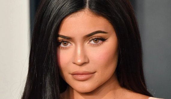 Kylie Jenner flet pasi konfirmoi shtatzëninë