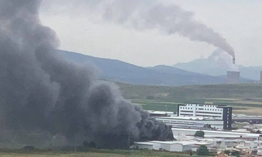 Zjarr i madh te tregu në Fushë Kosovë, tymi shpërndahet edhe në Prishtinë