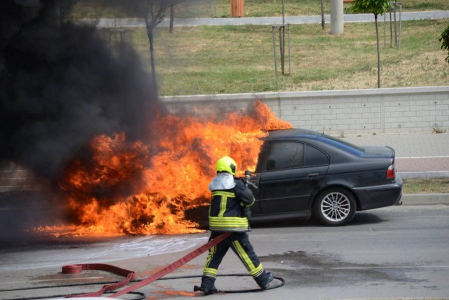 Digjet vetura BMW në Gjakovë