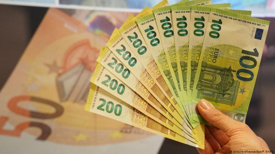  Po udhëtonte drejt Dubait, kosovari kapet me 15 mijë euro të padeklaruara në Rinas 