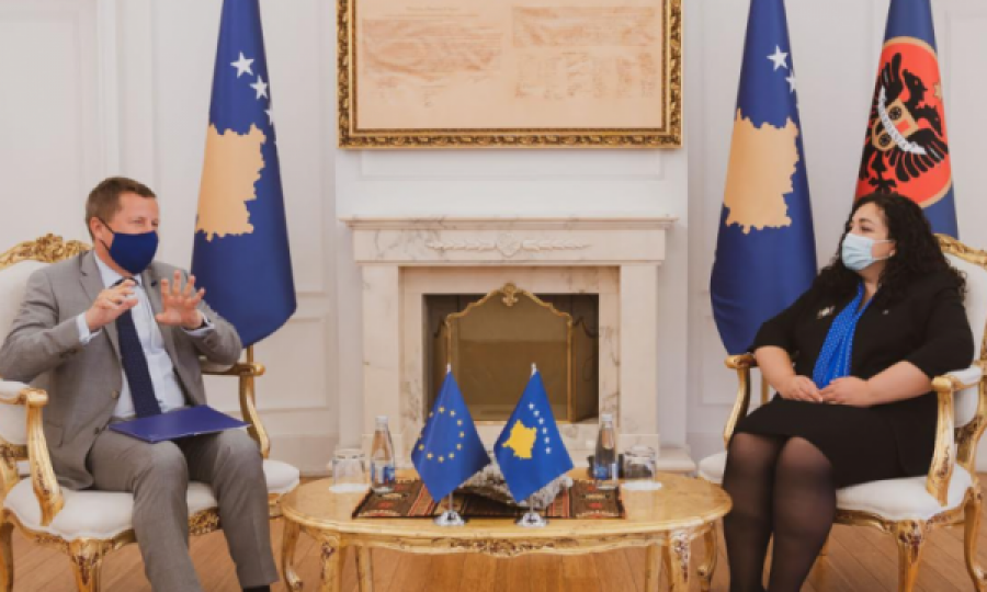 Shefi i Zyrës së BE-së ia dorëzon Osmanit vendimin për vazhdimin e mandatit të tij