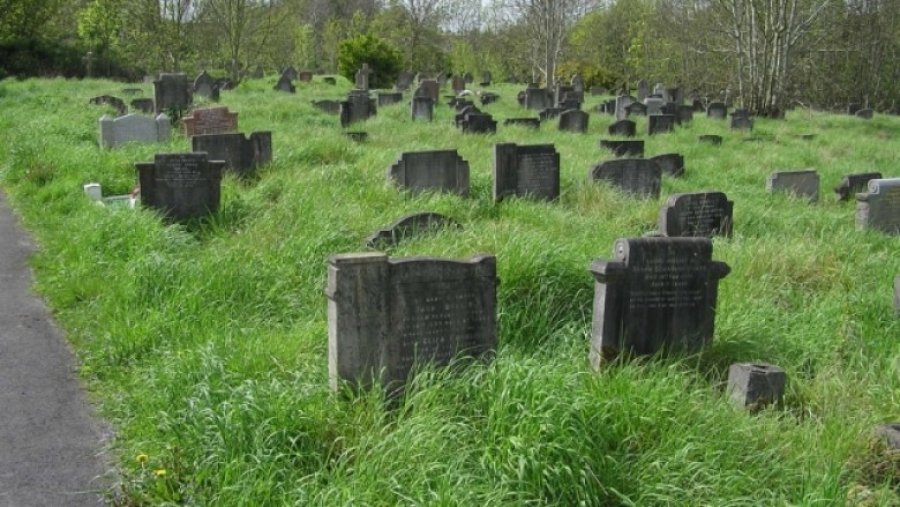 Mbi 180 varre pa shenja gjenden afër një ish-shkolle