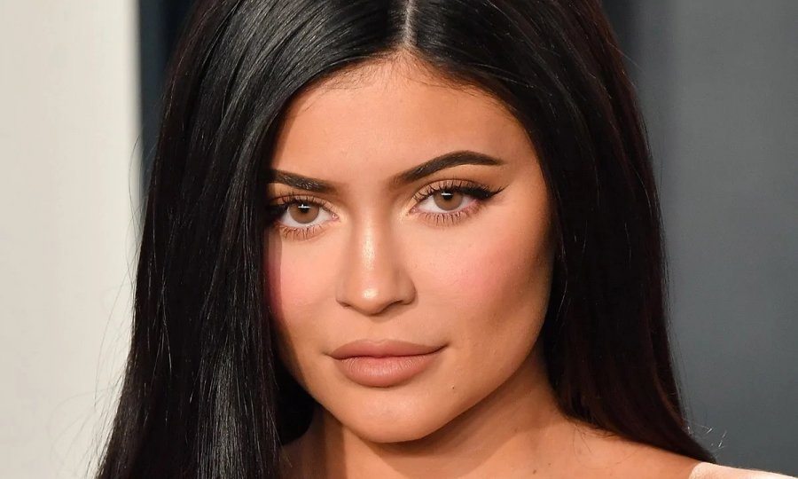 Kylie Jenner shihet me plot stil në postimin e fundit