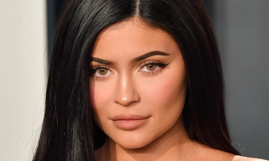 Kylie Jenner flet pasi konfirmoi shtatzëninë