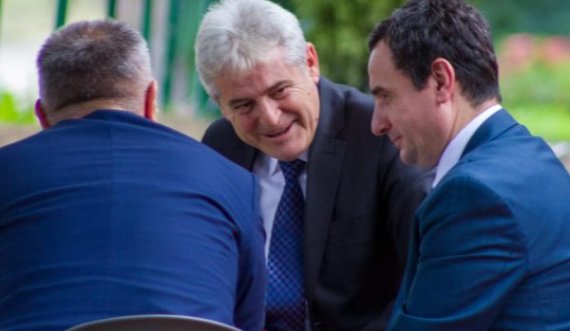 Ali Ahmeti tregon se çfarë bisedoi me kryeministrin Kurti në Forumin e Prespës