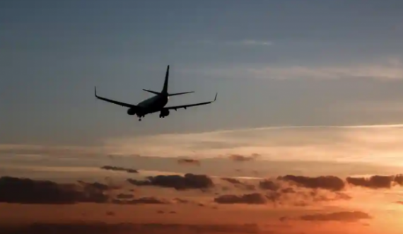  Aeroplani Boeing 737 ulet urgjentisht në oqean, shpëtojnë mrekullisht pilotët 