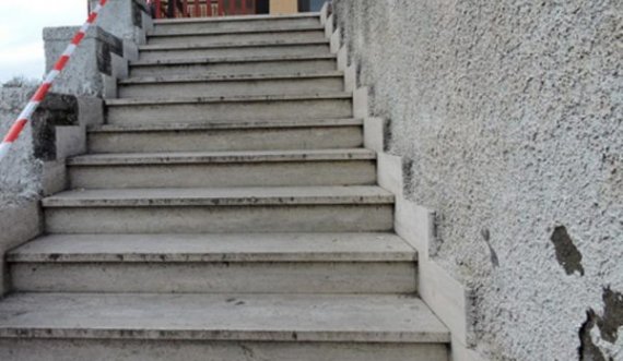Vdekja e 40-vjeçares në Malishevë, Policia: Dyshohet se ishte hedhur nga shkallët e ndërtesës