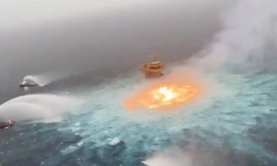  Vatër zjarri në oqean, anijet mundohen ta shuajnë me azot 