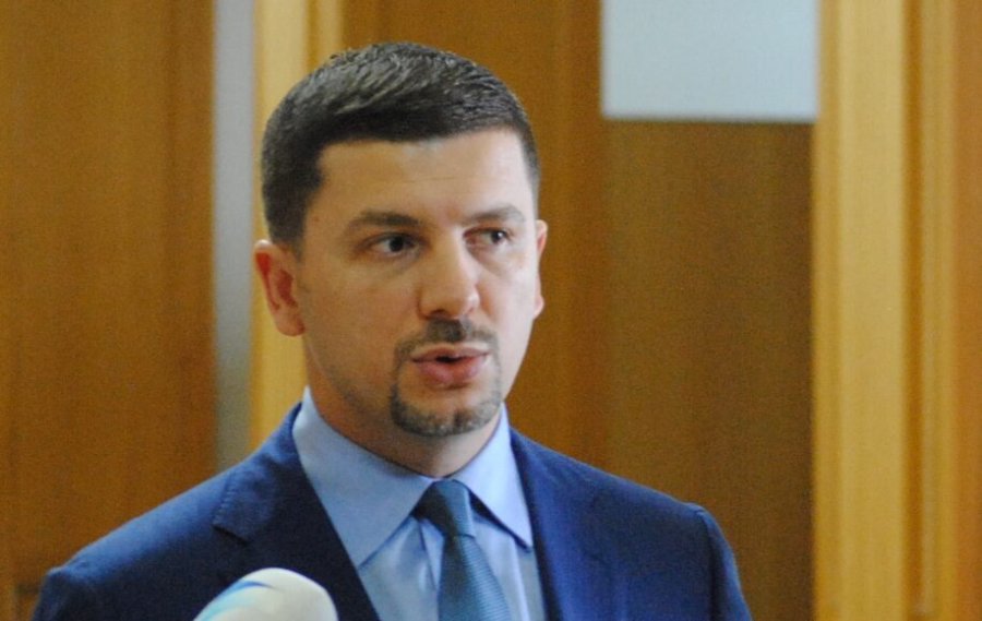 Krasniqi: Kurti të fokusohet tek qeverisja dhe jo tek zgjedhjet, qeverinë në hije e formojmë në shkurt