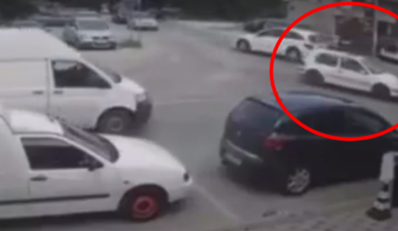 Momenti kur vetura godet motoçiklistin në Pejë