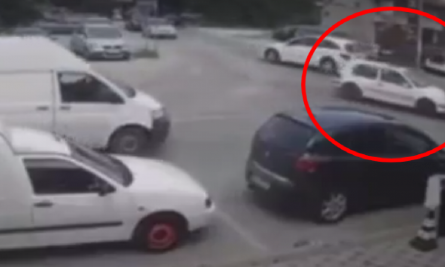 Momenti kur vetura godet motoçiklistin në Pejë