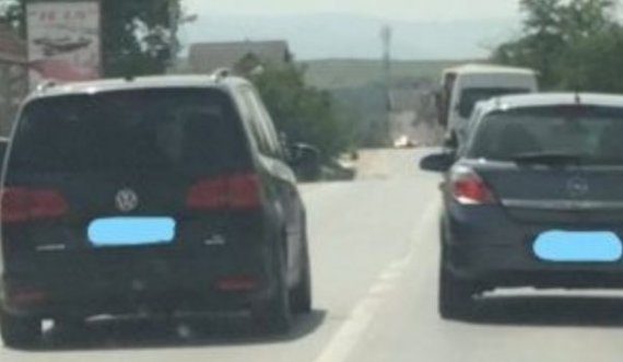 Policia në Ferizaj gjobit qytetarin për tejkalim të rrezikshëm