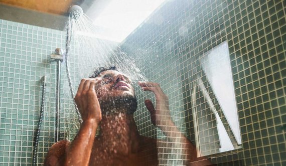 4 arsye pse bëni mirë që ta nisni ditën me një dush të ftohtë