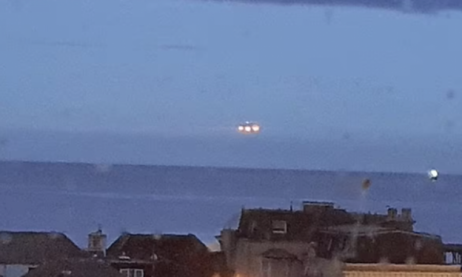 Studenti anglez thotë se pa ‘UFO-në e madhe’ që qëndroi pezull mbi deti ‘për dhjetë sekonda’