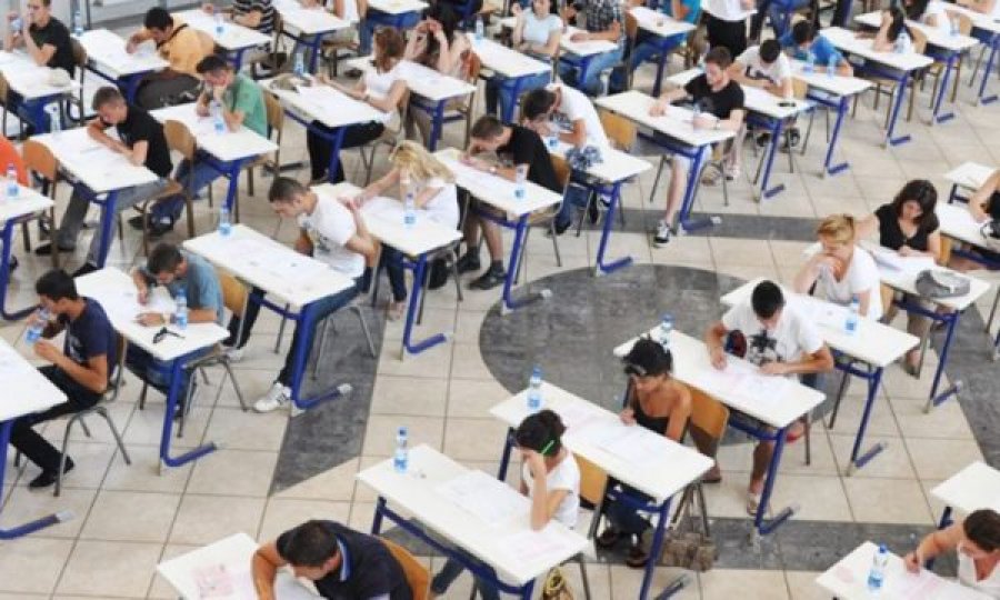 Për shkak të përdorimit të telefonit, 69 nxënësve u është anuluar testi i maturës në Kosovë