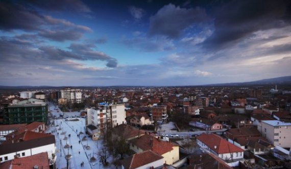 Miqtë e kërcënojnë me armë vushtrriasin, ia marrin gruan dhe fëmijët